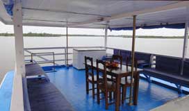 Visão do deck superior do Barco Hotel Yemanjár
